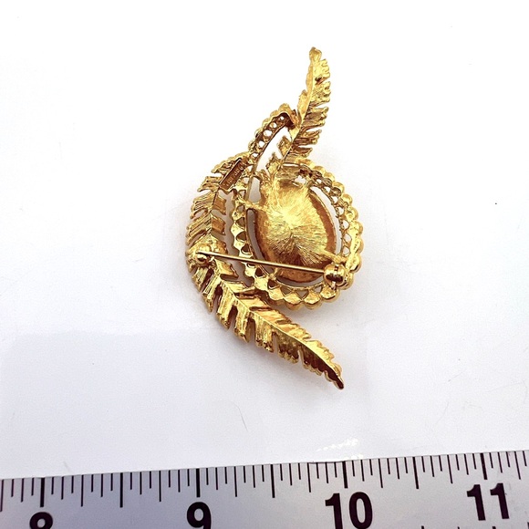 Vintage Trifari Gold Toned and Black Rhinestone Leaf Brooch - Picture 7 of 7